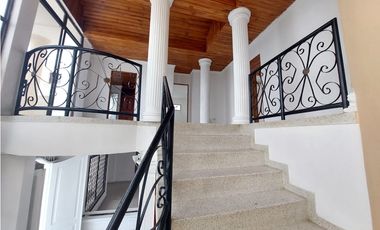 VENTA DE CASA DE DOS PISOS EN LA CASTELLANA DE MONTERA