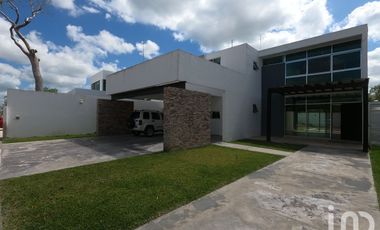 Amplia residencia en la privada Rejoyada Mérida Norte
