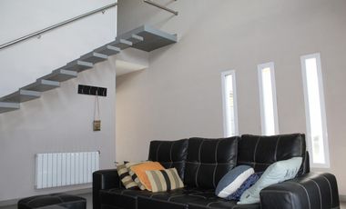 RETASADA  Casa de 5 AMBIENTES ubicada a 300 metros de la estación .