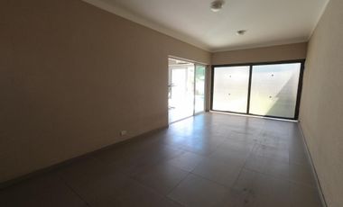 RETASADA  Casa de 5 AMBIENTES ubicada a 300 metros de la estación .