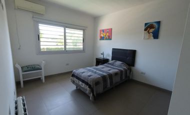 RETASADA  Casa de 5 AMBIENTES ubicada a 300 metros de la estación .