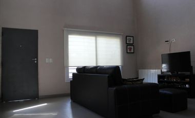 RETASADA  Casa de 5 AMBIENTES ubicada a 300 metros de la estación .