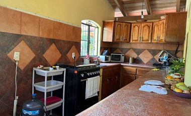 Rancho pequeño, cerca de la carretera principal