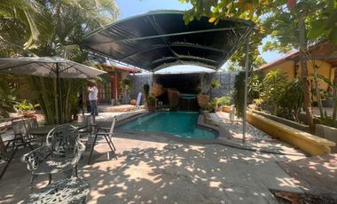 Rancho pequeño, cerca de la carretera principal