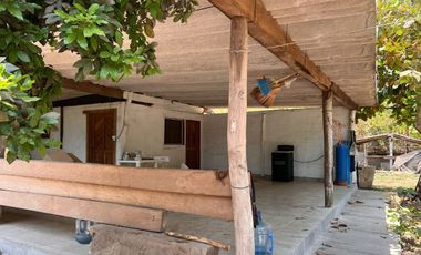 Rancho pequeño, cerca de la carretera principal