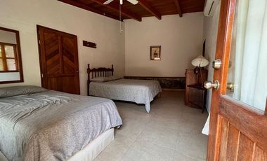 Rancho pequeño, cerca de la carretera principal