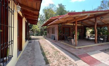 Rancho pequeño, cerca de la carretera principal