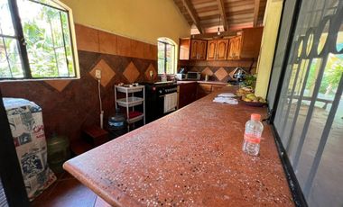 Rancho pequeño, cerca de la carretera principal