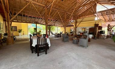 Rancho pequeño, cerca de la carretera principal