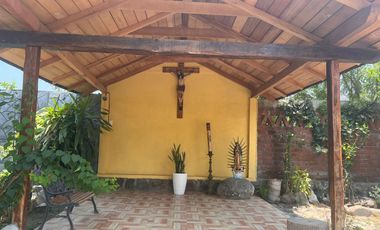 Rancho pequeño, cerca de la carretera principal