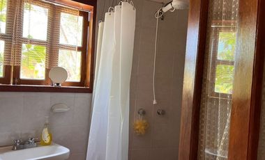 Rancho pequeño, cerca de la carretera principal