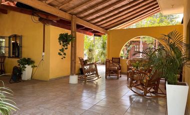 Rancho pequeño, cerca de la carretera principal