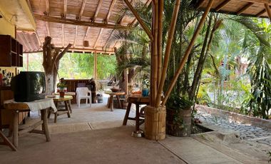 Rancho pequeño, cerca de la carretera principal