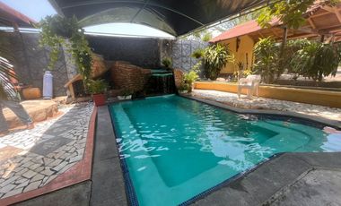 Rancho pequeño, cerca de la carretera principal