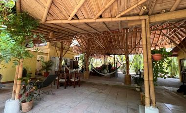 Rancho pequeño, cerca de la carretera principal