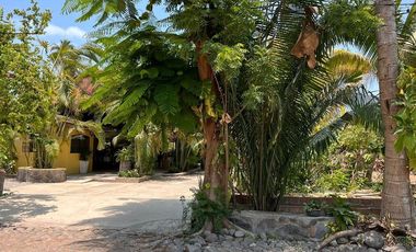 Rancho pequeño, cerca de la carretera principal