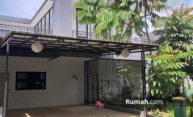 Rumah Dengan Taman Hijau di Taman Parahyangan Sentul City