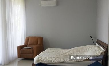 Rumah Dengan Taman Hijau di Taman Parahyangan Sentul City