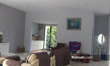 Rumah Dengan Taman Hijau di Taman Parahyangan Sentul City