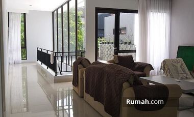 Rumah Dengan Taman Hijau di Taman Parahyangan Sentul City