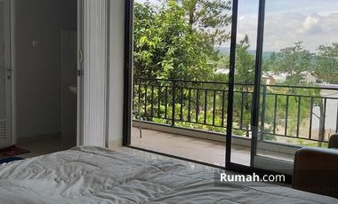 Rumah Dengan Taman Hijau di Taman Parahyangan Sentul City