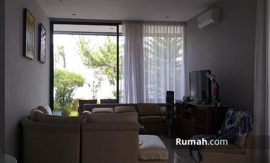 Rumah Dengan Taman Hijau di Taman Parahyangan Sentul City