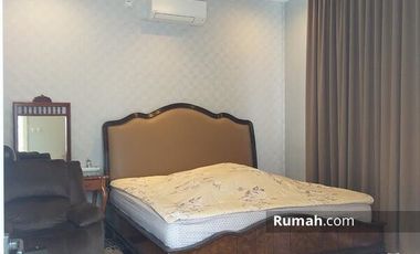 Rumah Dengan Taman Hijau di Taman Parahyangan Sentul City