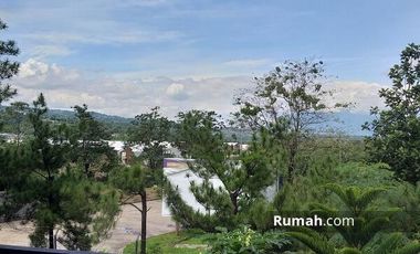 Rumah Dengan Taman Hijau di Taman Parahyangan Sentul City