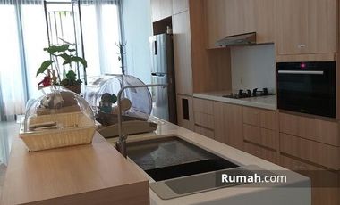 Rumah Dengan Taman Hijau di Taman Parahyangan Sentul City