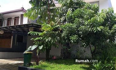 Rumah Dengan Taman Hijau di Taman Parahyangan Sentul City