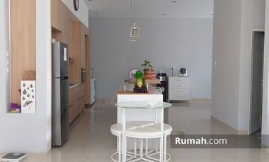 Rumah Dengan Taman Hijau di Taman Parahyangan Sentul City