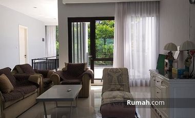 Rumah Dengan Taman Hijau di Taman Parahyangan Sentul City