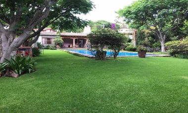 Fina residencia estilo Cuernavaca 1 Nivel