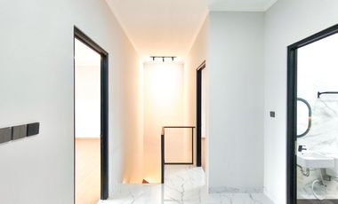 Rumah 3 Lt SHM 10 Mnt ke Siloam Hospitals Kebon Jeruk Siap KPR J-41268