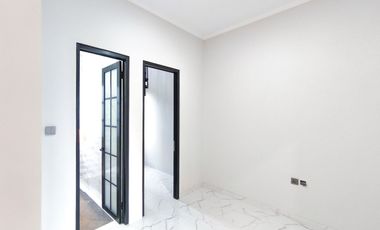 Rumah 3 Lt SHM 10 Mnt ke Siloam Hospitals Kebon Jeruk Siap KPR J-41268