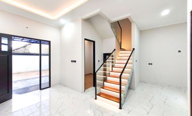 Rumah 3 Lt SHM 10 Mnt ke Siloam Hospitals Kebon Jeruk Siap KPR J-41268