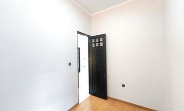 Rumah 3 Lt SHM 10 Mnt ke Siloam Hospitals Kebon Jeruk Siap KPR J-41268