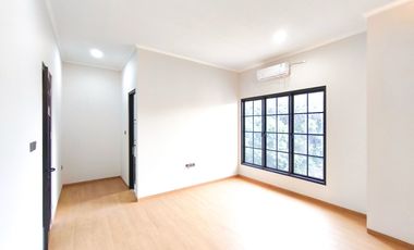 Rumah 3 Lt SHM 10 Mnt ke Siloam Hospitals Kebon Jeruk Siap KPR J-41268