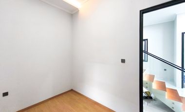 Rumah 3 Lt SHM 10 Mnt ke Siloam Hospitals Kebon Jeruk Siap KPR J-41268