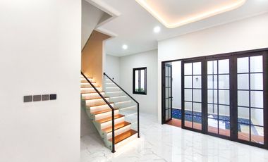 Rumah 3 Lt SHM 10 Mnt ke Siloam Hospitals Kebon Jeruk Siap KPR J-41268