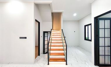 Rumah 3 Lt SHM 10 Mnt ke Siloam Hospitals Kebon Jeruk Siap KPR J-41268