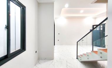 Rumah 3 Lt SHM 10 Mnt ke Siloam Hospitals Kebon Jeruk Siap KPR J-41268