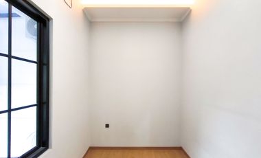 Rumah 3 Lt SHM 10 Mnt ke Siloam Hospitals Kebon Jeruk Siap KPR J-41268