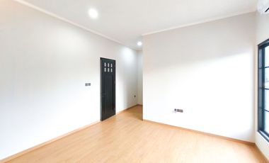 Rumah 3 Lt SHM 10 Mnt ke Siloam Hospitals Kebon Jeruk Siap KPR J-41268