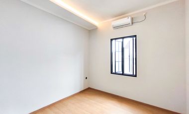Rumah 3 Lt SHM 10 Mnt ke Siloam Hospitals Kebon Jeruk Siap KPR J-41268