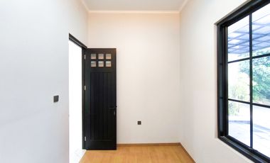 Rumah 3 Lt SHM 10 Mnt ke Siloam Hospitals Kebon Jeruk Siap KPR J-41268
