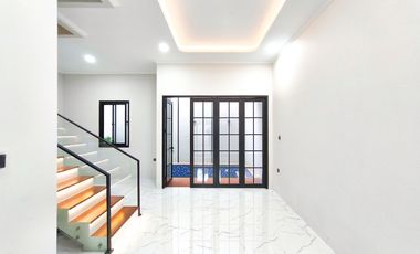 Rumah 3 Lt SHM 10 Mnt ke Siloam Hospitals Kebon Jeruk Siap KPR J-41268