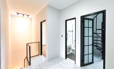 Rumah 3 Lt SHM 10 Mnt ke Siloam Hospitals Kebon Jeruk Siap KPR J-41268