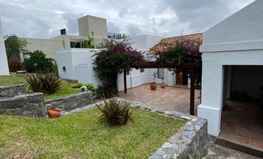 Casa en  Venta en Estancia Q2, 5 dormitorios. Excelente oportunidad, estilo colonial