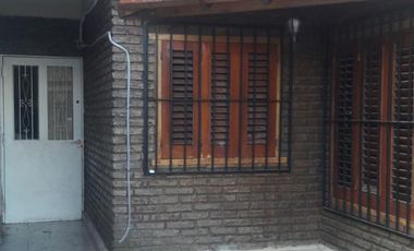 Manuelita De Rosas al 1700 / Banfield